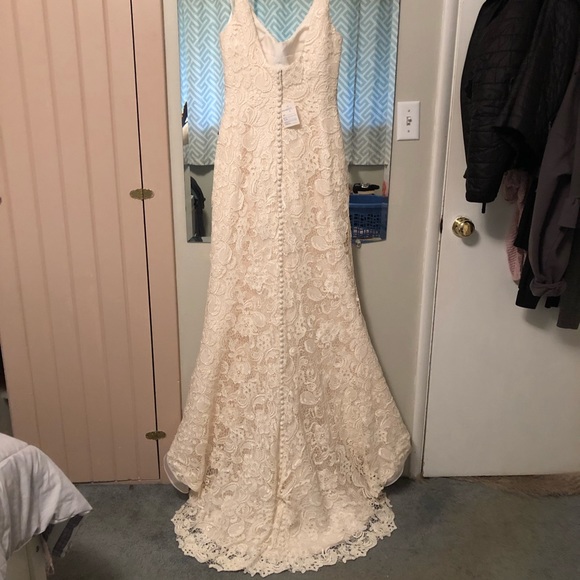 Classy, elegant, trumpet-style wedding gown - Picture 3 of 5